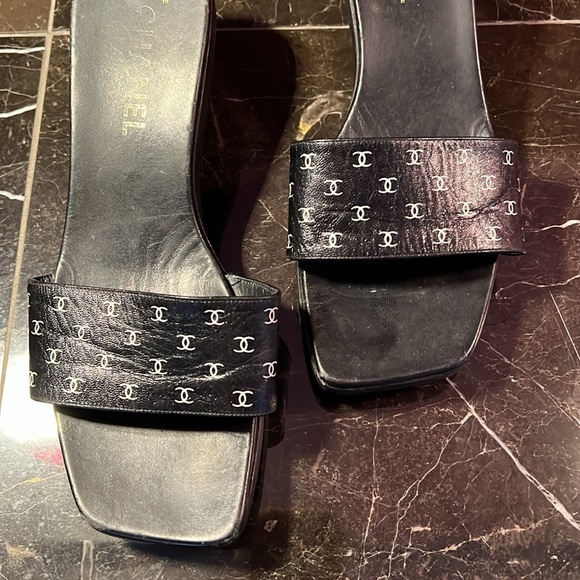 ❤️VINTAGE❤️ RARE Chanel size 40 (9) black logo sandals - Picture 3 of 8